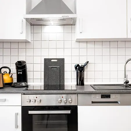 Apartment Smart - - Perfect For 5 Guests! - Balcony - Netflix - Free Parking Zone